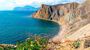 Пляж за одним из мысов в Орджоникидзе - Крым.