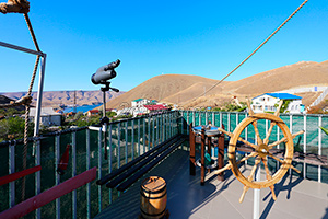 Панорамная площадка с видом на море гостевого дома Крымский кораблик на Садовой в Орджоникидзе - Крым.