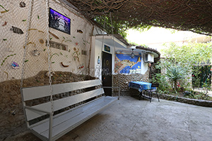 Двор при входе гостевого дома Крымский кораблик на Садовой в Орджоникидзе - Крым.